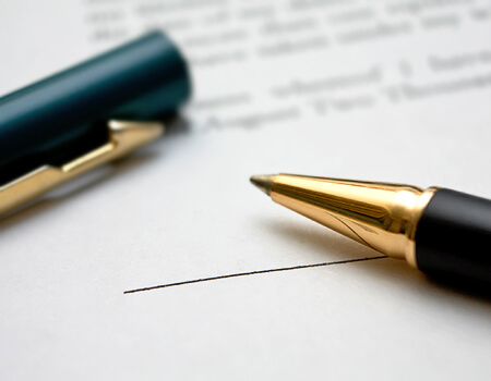 Vertragsunterlagen und Stift auf einem Tisch