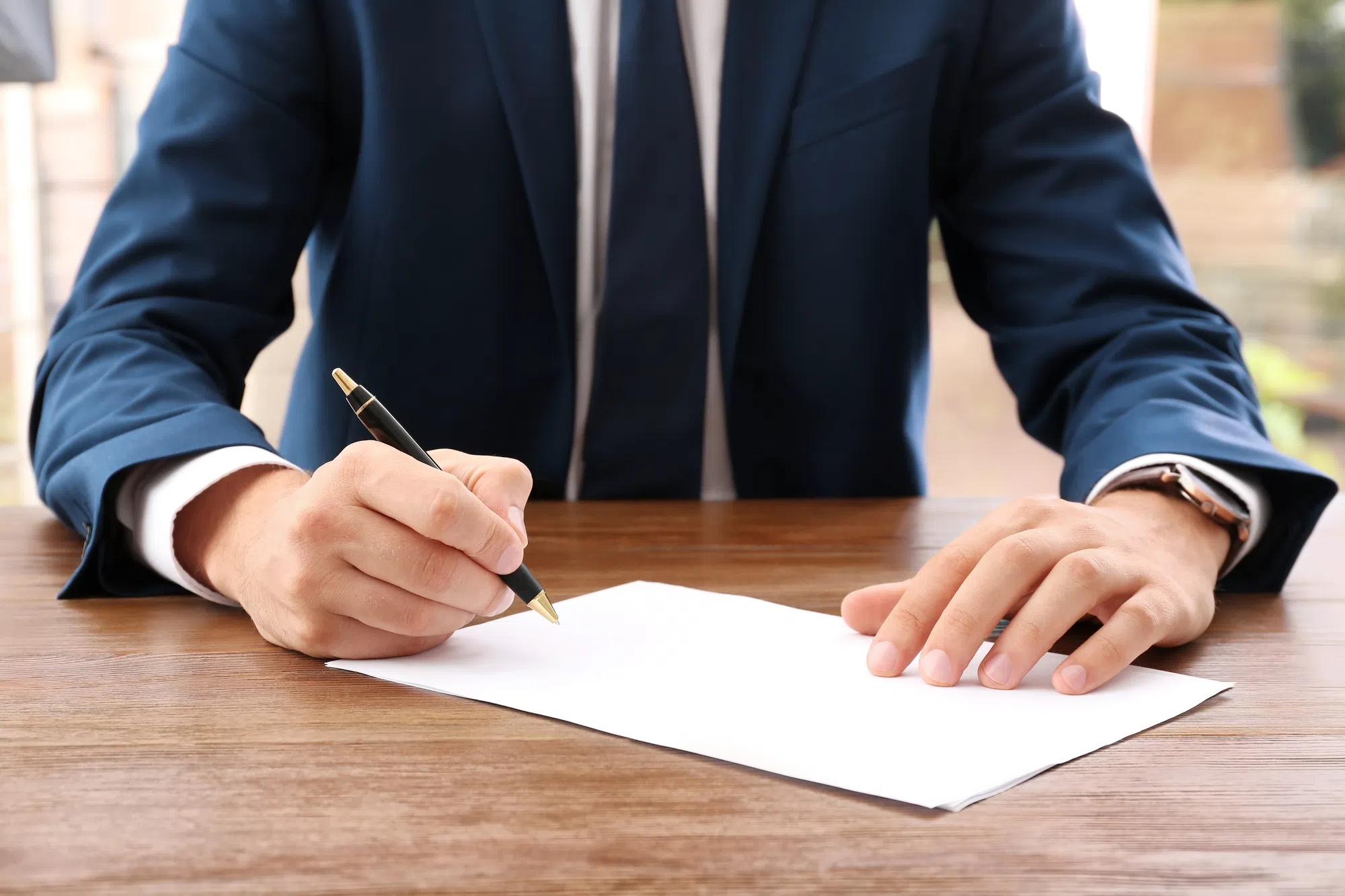 immobilien-notar Notar unterschreibt ein Dokument