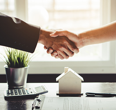 professionelle-zusammenarbeit Nach guter Zusammenarbeit wird sich die Hand gegeben