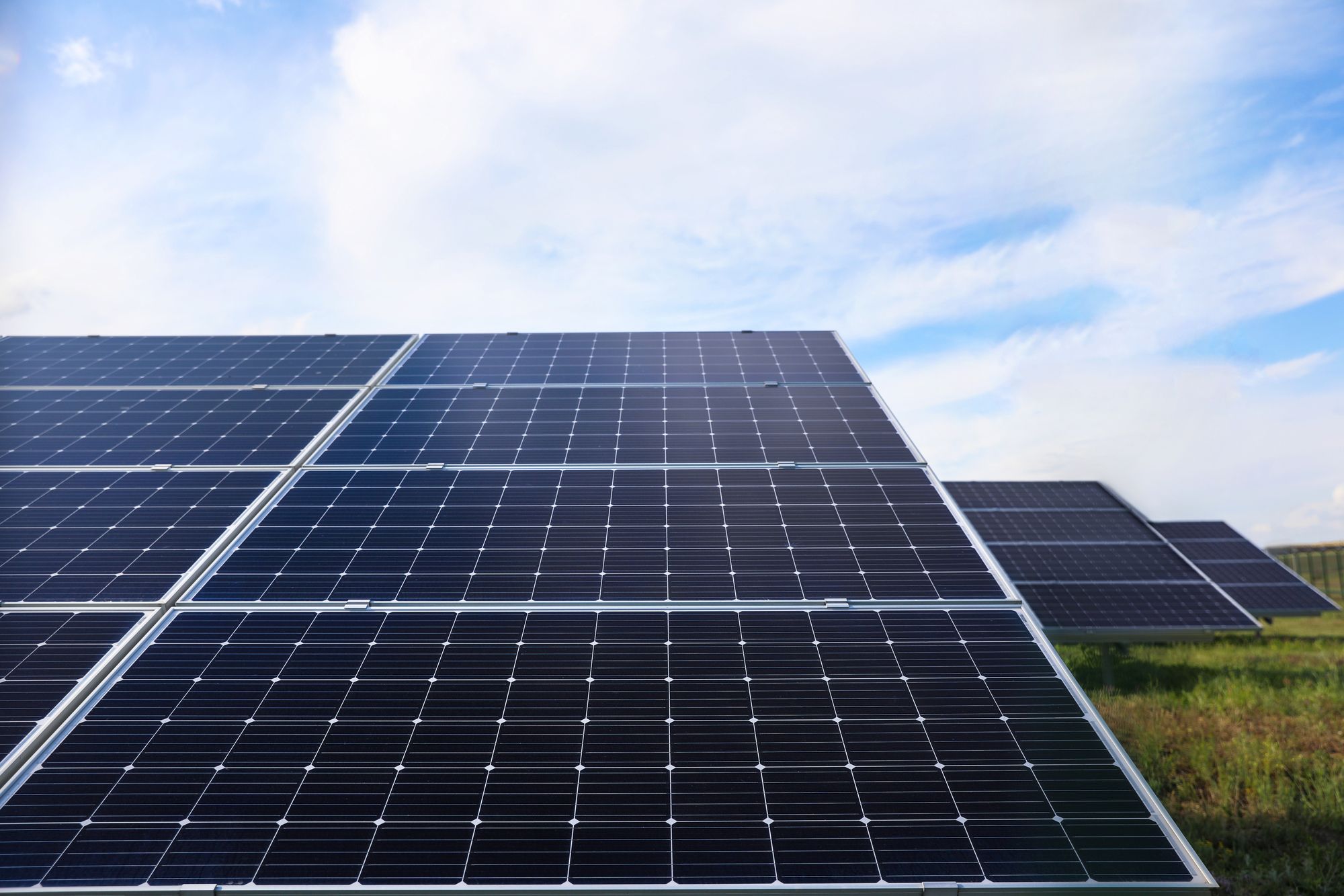 Solaranlage steht auf einem freien Feld