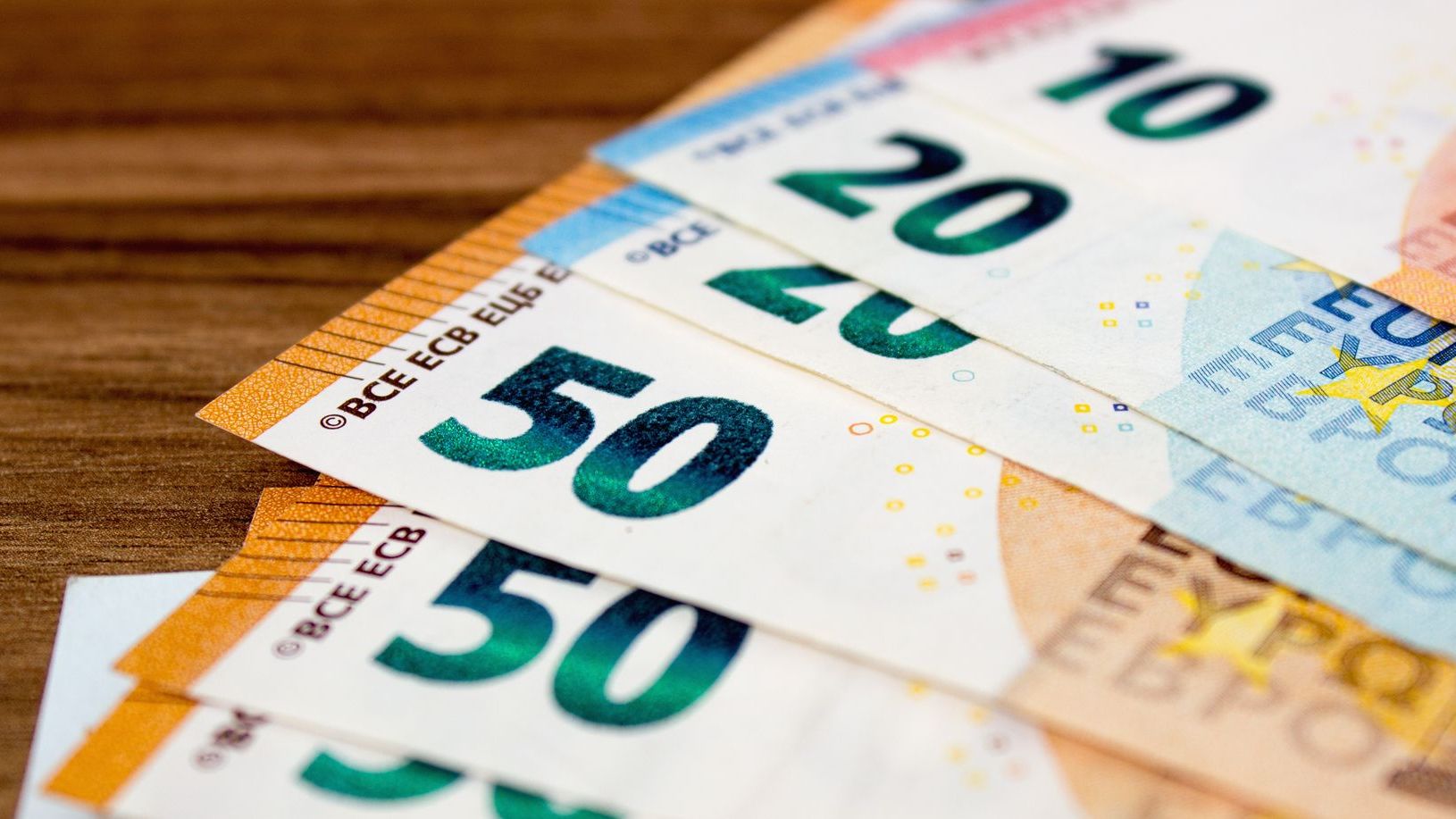 ratgeber-geldnoten Geldscheine auf einem Tisch