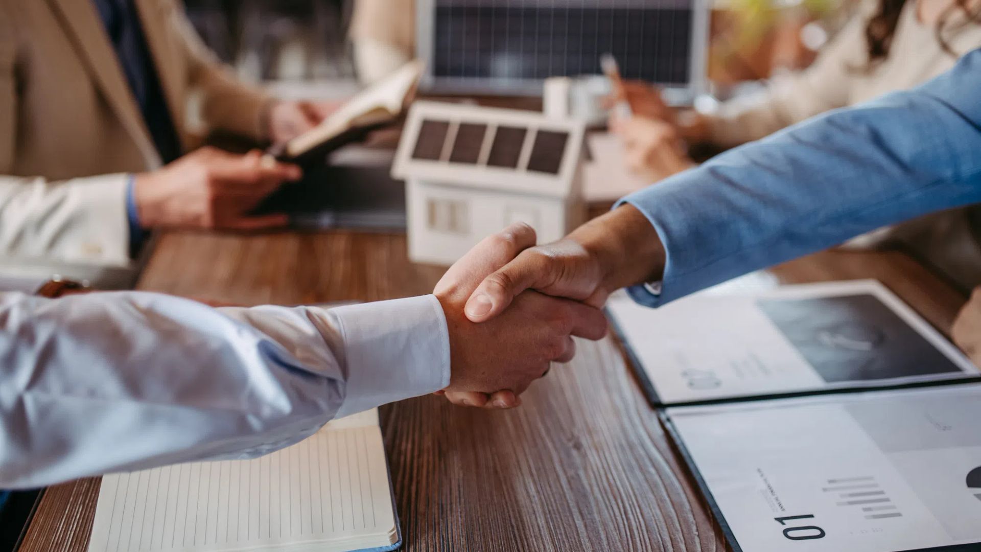ratgeber-erfolgreiche-zusammenarbeit-immobilienmakler Händeschütteln nach erfolgreicher Zusammenarbeit