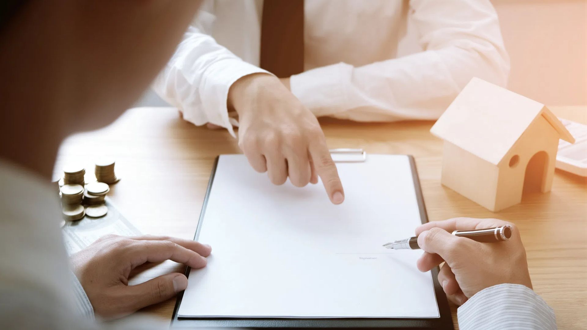 Ein Mietvertrag wird vom Mieter unterzeichnet